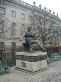 Denkmal für Heinrich Heine neben dem Hauptgebäude der Humboldt Universität unter den Linden.
